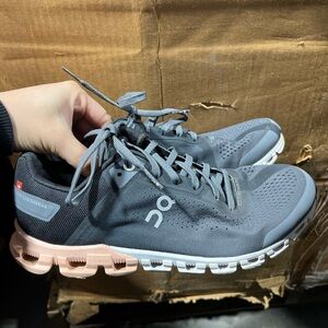 On Cloud Women’s Running Shoes – Gray/Pink – Size 7.5 (EU 38.5)